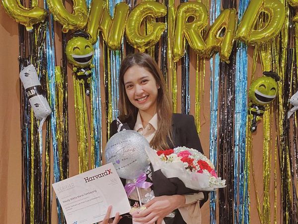Senyum Manis Mikha Tambayong Dapat Gelar S2 dari Harvard