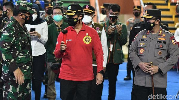 Momen Panglima TNI-Kapolri Tinjau Vaksinasi Mahasiswa