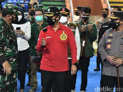 Momen Panglima TNI-Kapolri Tinjau Vaksinasi Mahasiswa