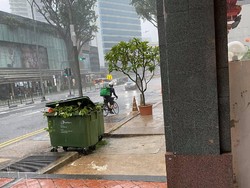 Salut! Ojol Ini Rela Antar Makanan Walaupun Tengah Hujan Deras