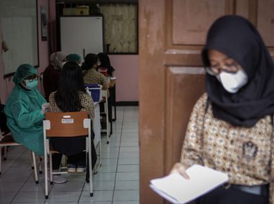 Pelajar di Berbagai Daerah Jalani Vaksinasi COVID-19 Massal
