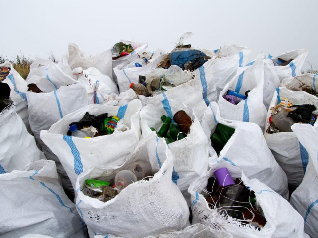 1,6 Ton Sampah Dibersihkan dari Gunung Rinjani, Mayoritas Plastik 1,6 Ton Sampah Dibersihkan dari Gunung Rinjani, Mayoritas Plastik