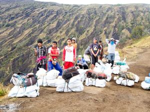 Salut! Bule dan Warga Lokal Bersihkan 1,6 Ton Sampah Gunung Rinjani