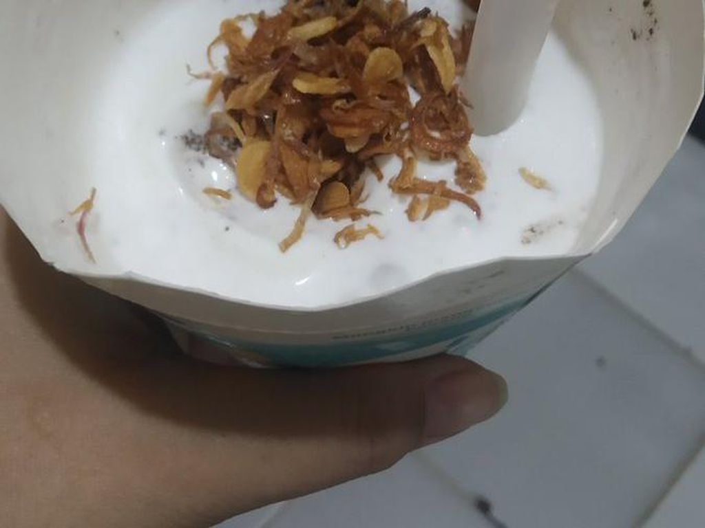 Penistaan! Netizen Makan Es Krim Pakai Bawang Goreng hingga Nasi