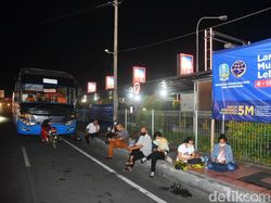 Telat Nyeberang ke Bali, Penumpang Bus Ini Keleleran di Ketapang