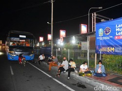 Telat Nyeberang ke Bali, Penumpang Bus Ini Keleleran di Ketapang
