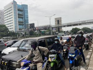 Penyekatan di Jalan Pangeran Antasari-TB Simatupang, Lalin Padat