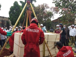 Damkar Jaktim Bantu Proses Pemakaman Jenazah Seberat 300 Kg