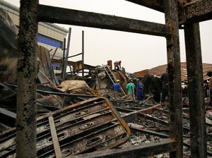 Potret Evakuasi Korban Kebakaran RS COVID-19 di Irak