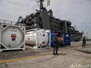 Potret Kapal Perang Singapura yang Bawa Bantuan Alkes untuk RI
