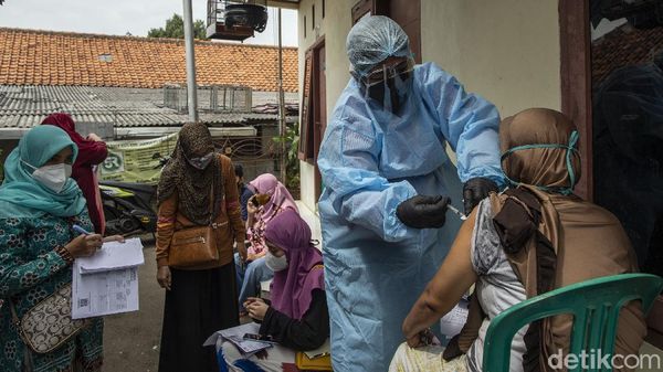 Potret Vaksinasi Jemput Bola dari Rumah ke Rumah