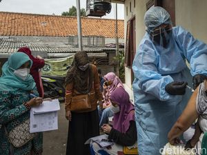Potret Vaksinasi Jemput Bola dari Rumah ke Rumah