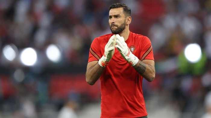 BUDAPEST, HUNGARY - JUNE 23: Rui Patricio of Portugal warms up prior to the UEFA Euro 2020 Championship Group F match between Portugal and France at Puskas Arena on June 23, 2021 in Budapest, Hungary. (Photo by Alex Pantling/Getty Images)