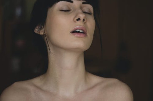 Sakit kepala seks umumnya disebabkan oleh aktivitas seksual, terutama orgasme. Beauties mungkin merasakan sakit di kepala dan leher yang menumpuk saat gairah seksual meningkat.