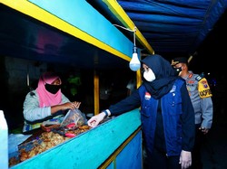 Mantab, Satgas COVID-19 Banyuwangi Borong Jajanan PKL Saat PPKM Darurat