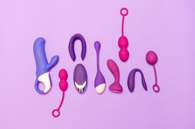 Meskipun mainan seks kerap kali dikaitkan dengan permainan seks solo, sejumlah mainan seks yang dirancang untuk pasangan juga sekarang tersedia untuk dinikmati. Bukan rahasia lagi jika ada banyak wanita mengalami kesulitan untuk mencapai klimaks melalui seks penetrasi saja.