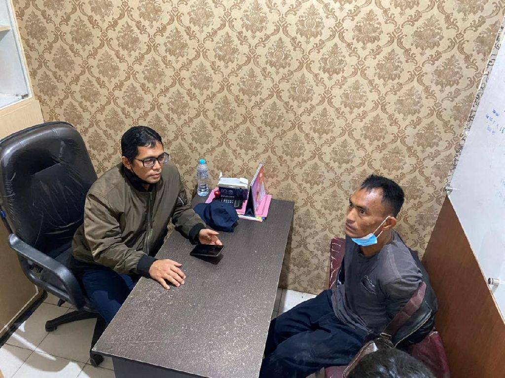 Seorang Pria yang Viral Hina Jokowi dan Polisi Diamankan Seorang Pria yang Viral Hina Jokowi dan Polisi Diamankan