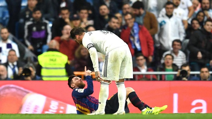MADRID, SPAIN - MARCH 02:  Lionel Messi of Barcelona and Sergio Ramos of Real Madrid argue during the La Liga match between Real Madrid CF and FC Barcelona at Estadio Santiago Bernabeu on March 02, 2019 in Madrid, Spain. (Photo by David Ramos/Getty Images)