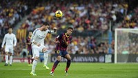 Duel-duel keduanya pun dulu rutin hadir dalam El Clasico. (Foto: AFP/JOSEP LAGO)