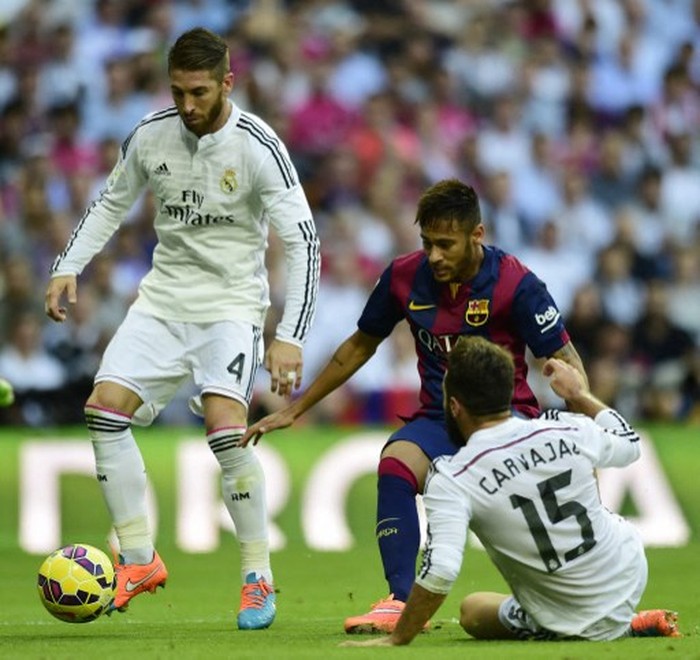 sergio ramos, Neymar Barcelona's Brazilian forward Neymar da Silva Santos Junior (C) vies with Real Madrid's defender Dani Carvajal (R) and Real Madrid's defender Sergio Ramos during the Spanish league football match Real Madrid CF vs FC Barcelona at the Santiago Bernabeu stadium in Madrid on October 25, 2014. AFP PHOTO/ JAVIER SORIANO (Photo by JAVIER SORIANO / AFP)