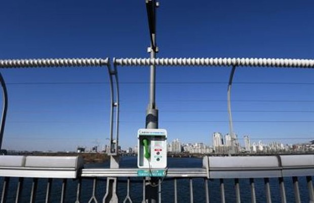Telepon umum di Jembatan Mapo/Foto: koreatimes.co.kr Pemerintah menyediakan telepon umum