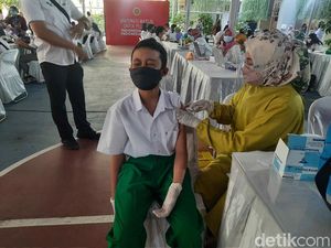 Tingkah Lucu dan Harapan Besar Siswa di Surabaya Jalani Vaksinasi COVID-19