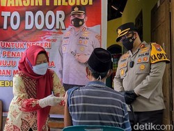 Percepat Vaksinasi, Polisi Kota Kediri Jemput Bola dengan Vaksin Door To Door