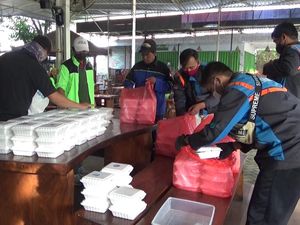 Komunitas di Lumajang Ini Bagi-bagi Ratusan Makanan untuk Warga Isoman