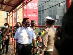 Anies Tinjau Penyekatan di Underpass Mampang