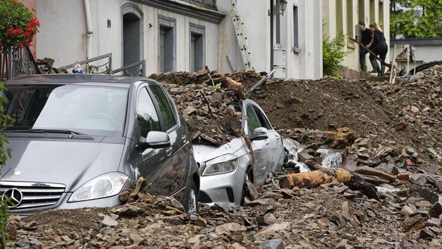 Sedikitnya 20 orang tewas akibat hujan deras dan banjir yang melanda wilayah Jerman bagian barat. 70 lainnya dilaporkan hilang.