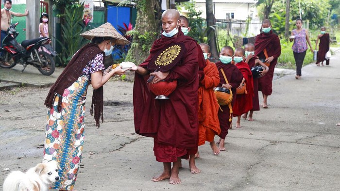 Sejumlah bisku berkeliling kampung di Myanmar. Mereka mengumpulkan sedekah untuk biaya pendidikan dan kehidupan guru dan biksu muda di sejumlah sekolah di Myanmar.