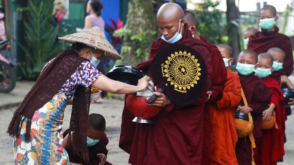 Keliling Kampung Biksu di Myanmar Minta Sedekah