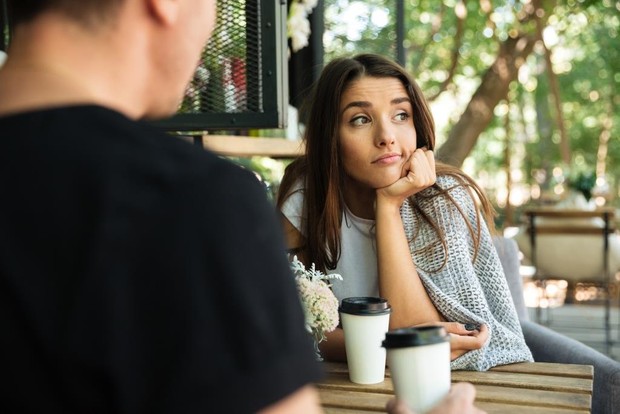 Kalau kamu ada janji dengan si dia, lalu tiba-tiba temanmu mengajak hang out, dan kamu lebih memilih teman-temanmu, bisa jadi kamu sebenarnya nggak benar-benar cinta dengan pasanganmu.