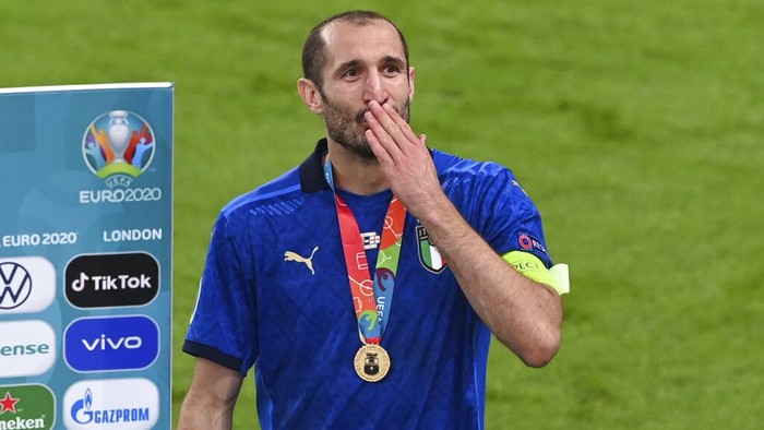 Italys Giorgio Chiellini celebrates after winning the Euro 2020 final soccer match between Italy and England at Wembley stadium in London, Sunday, July 11, 2021. (Facundo Arrizabalaga/Pool via AP)