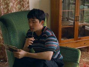 D.O EXO Tertangkap Kamera Merokok Dalam Ruangan, Netizen Beri Kritik