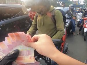 Viral Pemotor Moge Setop di Pinggir Jalan Terus Bagi-bagi Uang, Didoain Netizen