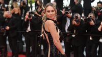 9 Potret Gaya Seksi Putri Sean Penn di Cannes, Area Intim Hampir Terekspos