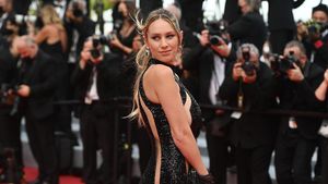 9 Potret Gaya Seksi Putri Sean Penn di Cannes, Area Intim Hampir Terekspos