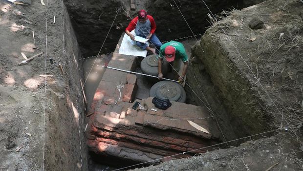 Arkeolog dari Pusat Penelitian Arkeologi Nasional (Puslit Arkenas) mengukur lebar gentong saat ekskavasi di situs Adan-adan, Desa Adan-adan, Kediri, Jawa Timur, Senin (14/6/2021). Ekskavasi pada jarak 500 meter dari induk candi Adan-adan peninggalan kerajaan Kadiri tersebut menemukan dua buah gentong dari batu andesit berikut struktur bangunan yang diperkirakan kawasan permukiman penduduk. ANTARA FOTO/Prasetia Fauzani/foc.