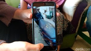 Foto-foto Teror Lempar Tinja yang Viral di Kudus