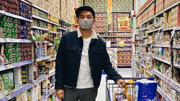 Keseruan Ananda Omesh Saat Makan Pizza dan Rayakan Ulang Tahun Anak