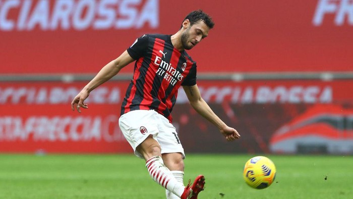 MILAN, ITALY - FEBRUARY 21: Hakan Calhanoglu of AC Milan in action during the Serie A match between AC Milan  and FC Internazionale at Stadio Giuseppe Meazza on February 21, 2021 in Milan, Italy. (Photo by Marco Luzzani/Getty Images)