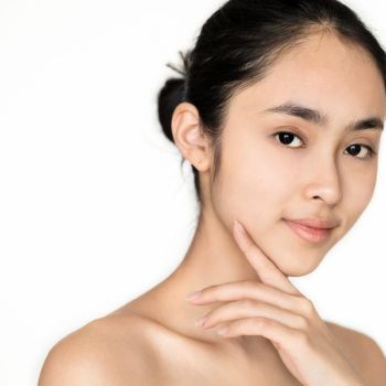 Tidak baik memakai makeup setiap hari, karena wajah pun butuh istirahat dari semua bahan yang menempel di kulit