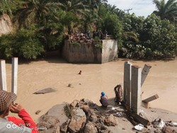 Dihantam Derasnya Air Sungai, Akses Jembatan 2 Desa di Asahan Sumut Putus