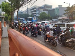 Ada Titik Penyekatan Baru, Jl Mampang Prapatan Macet Panjang