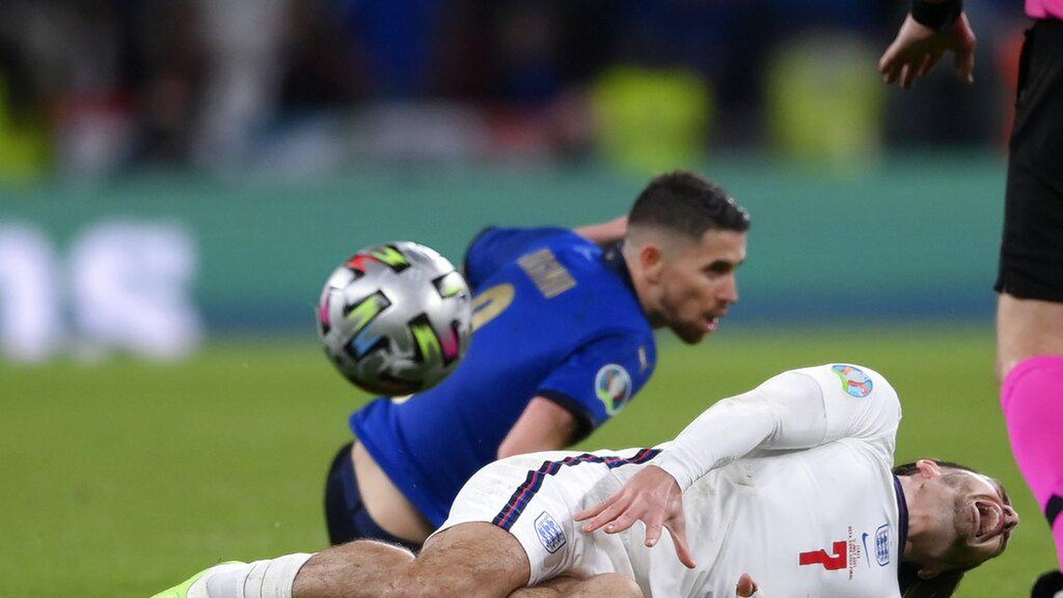 Injak Jack Grealish di final Euro 2020, Jorginho lolos dari kartu merah (AP/Laurence Griffiths)