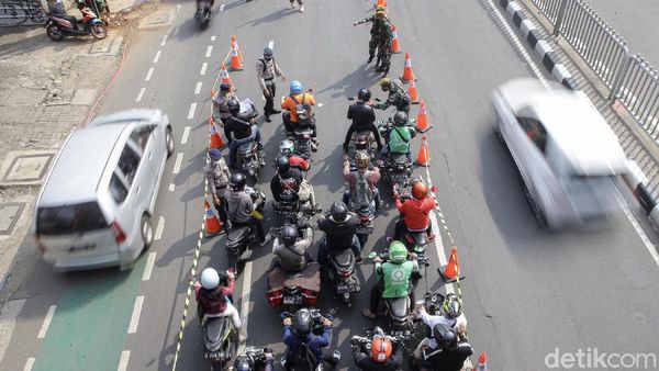 Polda Metro Jaya Sekat 100 Titik Jalan di Jakarta