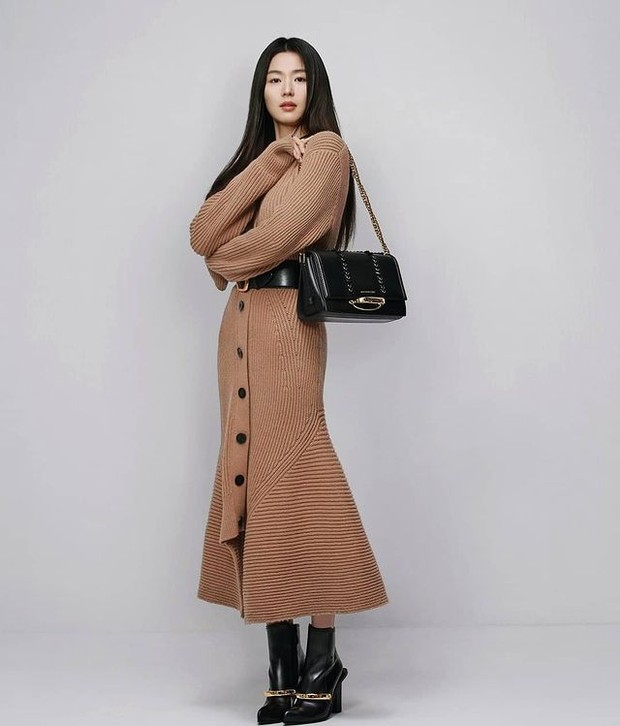 Jun Ji Hyun saat pemotretan untuk Alexander McQueen (foto: instagram.com/junjihyun.official)