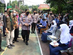 Panglima TNI-Kapolri Cek Vaksinasi di SMA 38 dan Unindra
