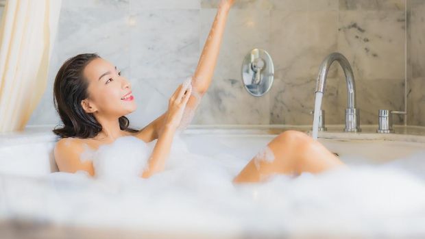 Kebiasaan saat mandi yang ternyata berbahaya untuk kesehatan/ Foto: Freepik/ Lifeforstock